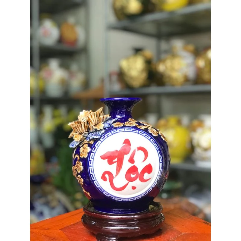 Bình chữ Lộc H18 men xanh đậm cùng hoa nổi và đế gỗ