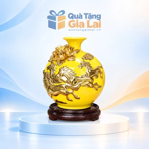Bình Mã đáo H22 dát vàng men vàng cùng đế gỗ trên nền Quà Tặng Gia Lai