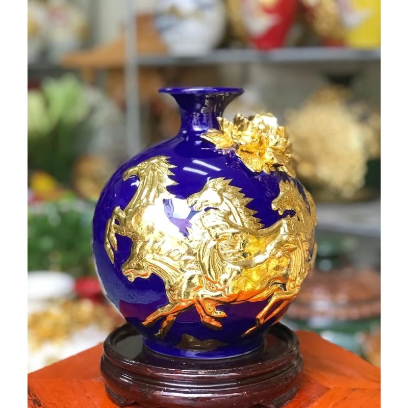 Bình Mã đáo H22 dát vàng trên nền men xanh cobalt cùng đế gỗ