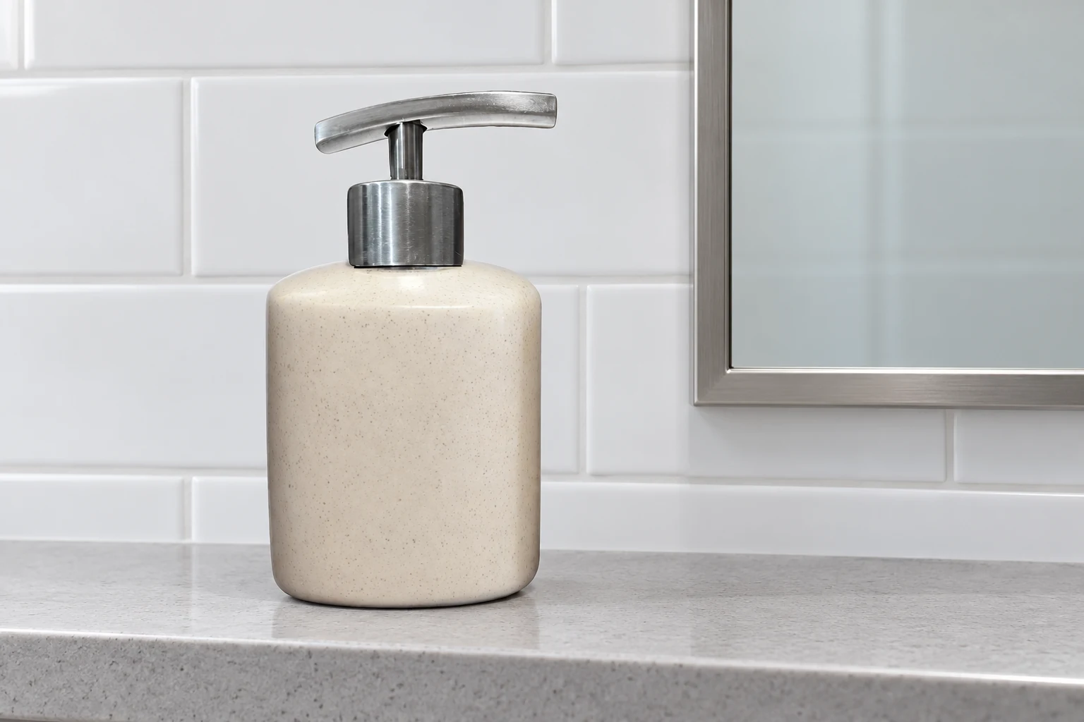 Bình oval men sáng lấm tấm với vòi inox đặt trên kệ phòng tắm