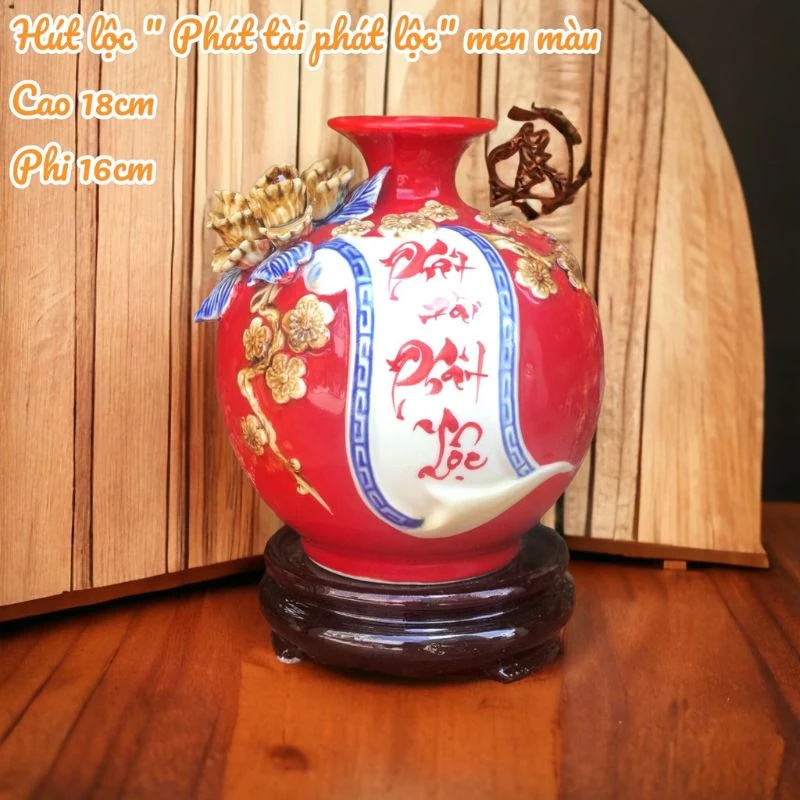 Bản men đỏ kèm đế tròn màu nâu.