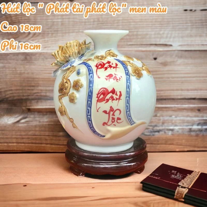 Bản men trắng với chữ đỏ, viền xanh và hoa nổi.