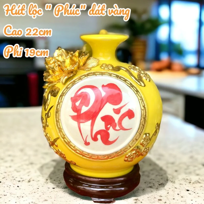 Ảnh chụp bình Phúc men vàng H22 trên đế gỗ cùng thông số