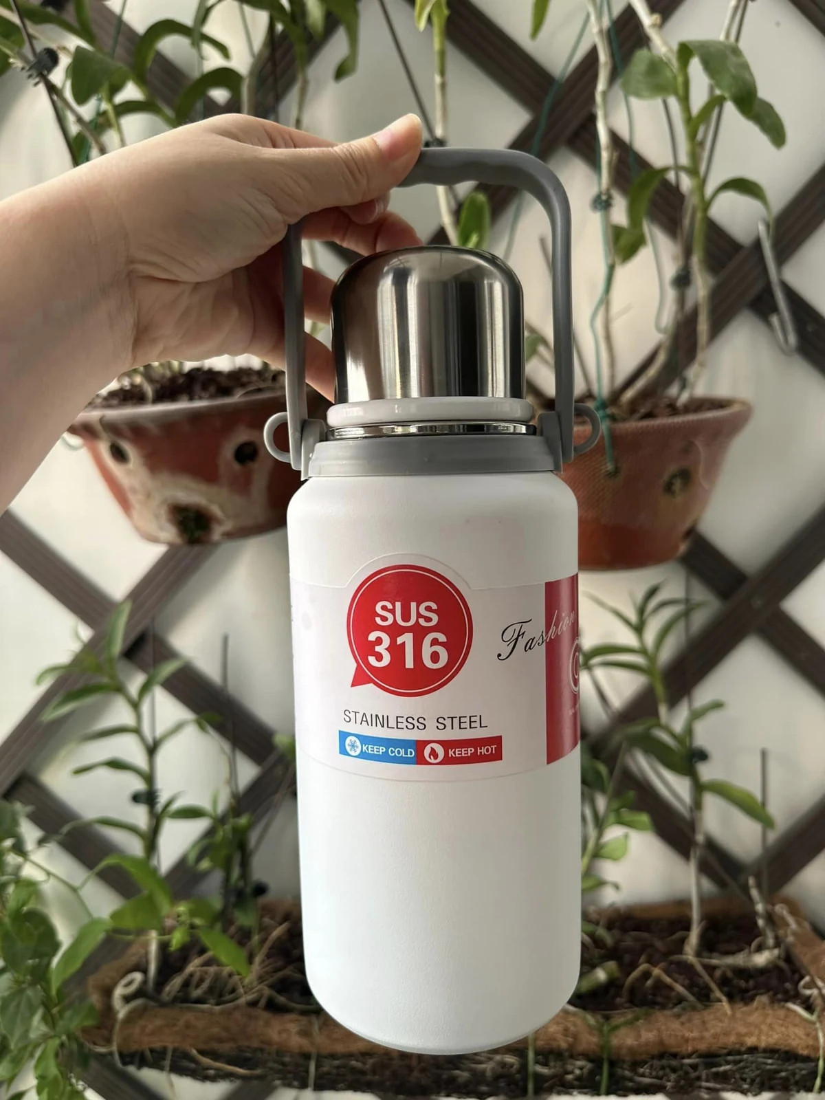Bình quai xách 1500 ml màu trắng với nắp sáng màu kim loại