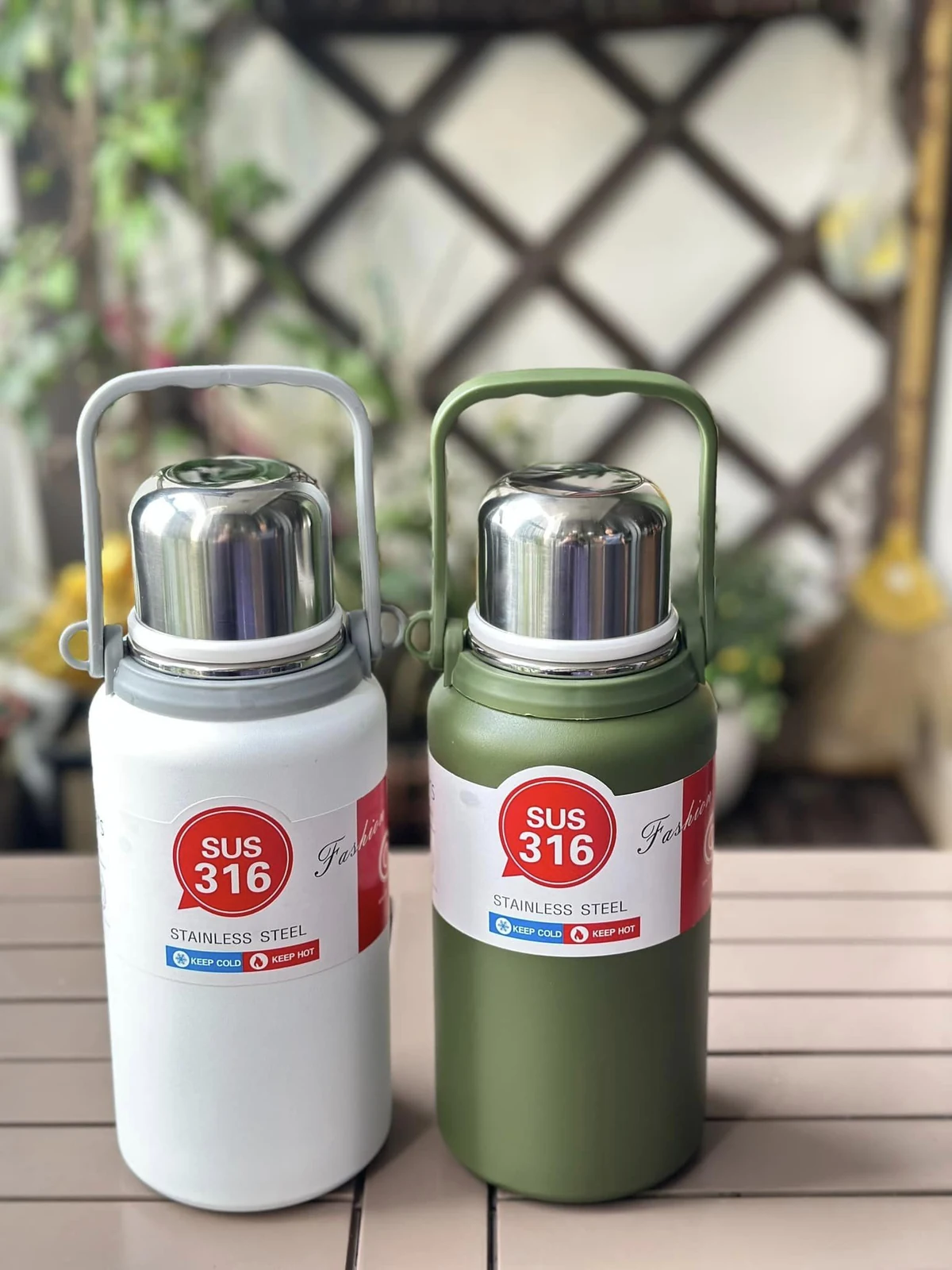 Hai màu bình quai xách 1500 ml đặt cạnh nhau