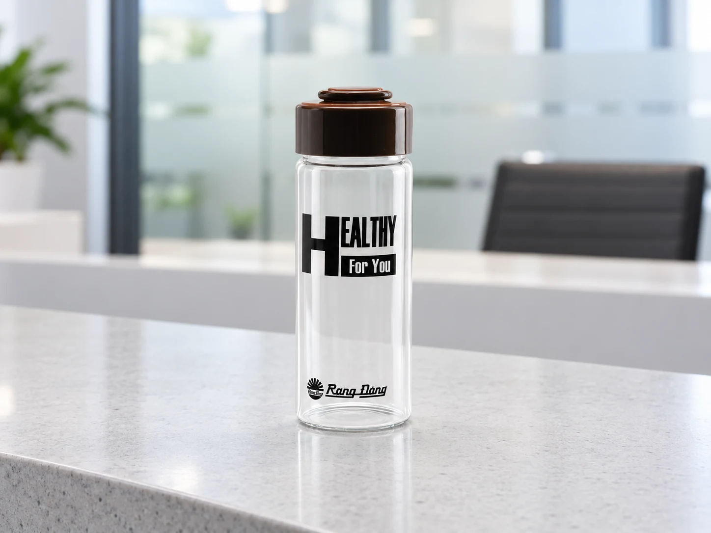 Bình thủy tinh Rạng Đông RD-045G2 đặt trên quầy tiếp khách sáng