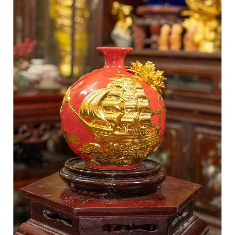 Ảnh chụp bình Thuận buồm xuôi gió men đỏ cùng đế tròn nâu sẫm