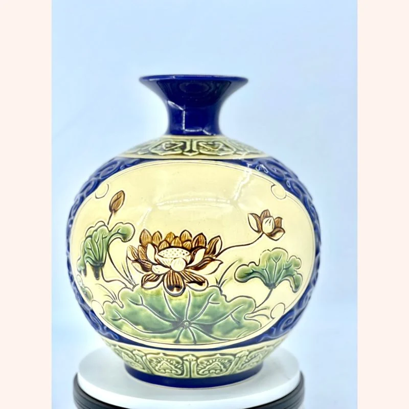 Mặt hoa sen trên cùng mẫu bình men xanh cobalt