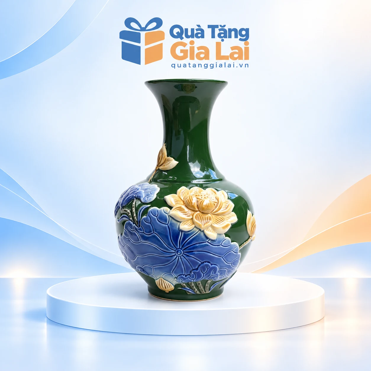 Bình tỏi sen H35 men xanh lá, thân bầu cổ cao trên nền Quà Tặng Gia Lai