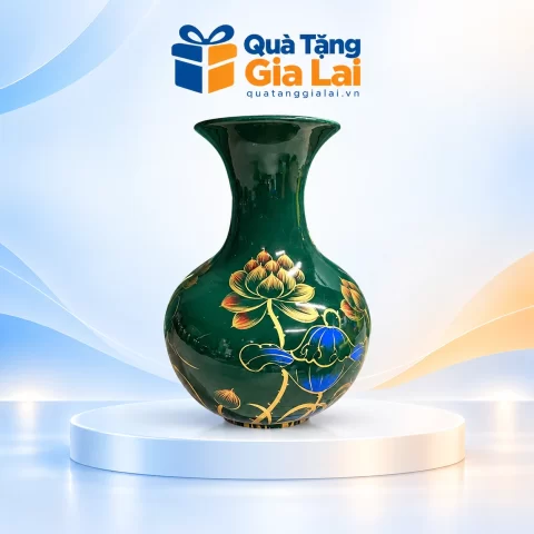 Bình tỏi tròn sơn mài xanh lá vẽ sen và lá xanh lam trên nền Quà Tặng Gia Lai