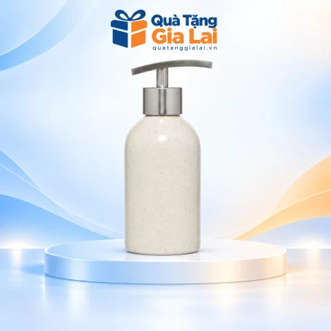 Bình dầu gội trụ tròn vai bo cao, men sáng lấm tấm và vòi inox trên nền Quà Tặng Gia Lai