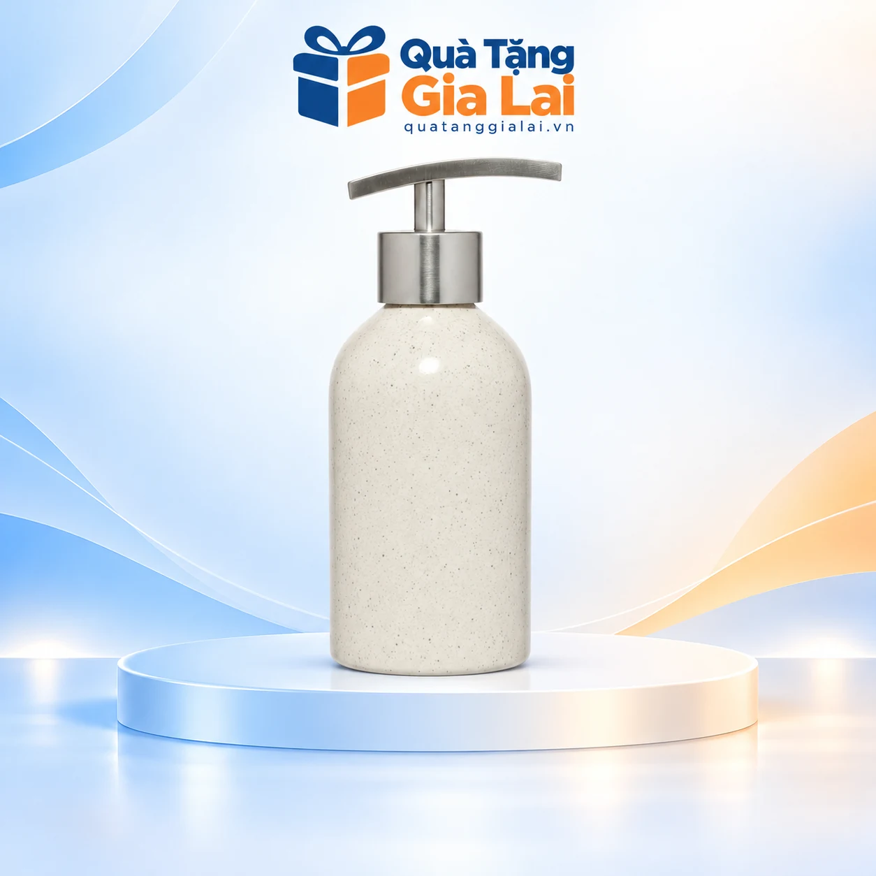 Bình dầu gội trụ tròn vai bo cao, men sáng lấm tấm và vòi inox trên nền Quà Tặng Gia Lai
