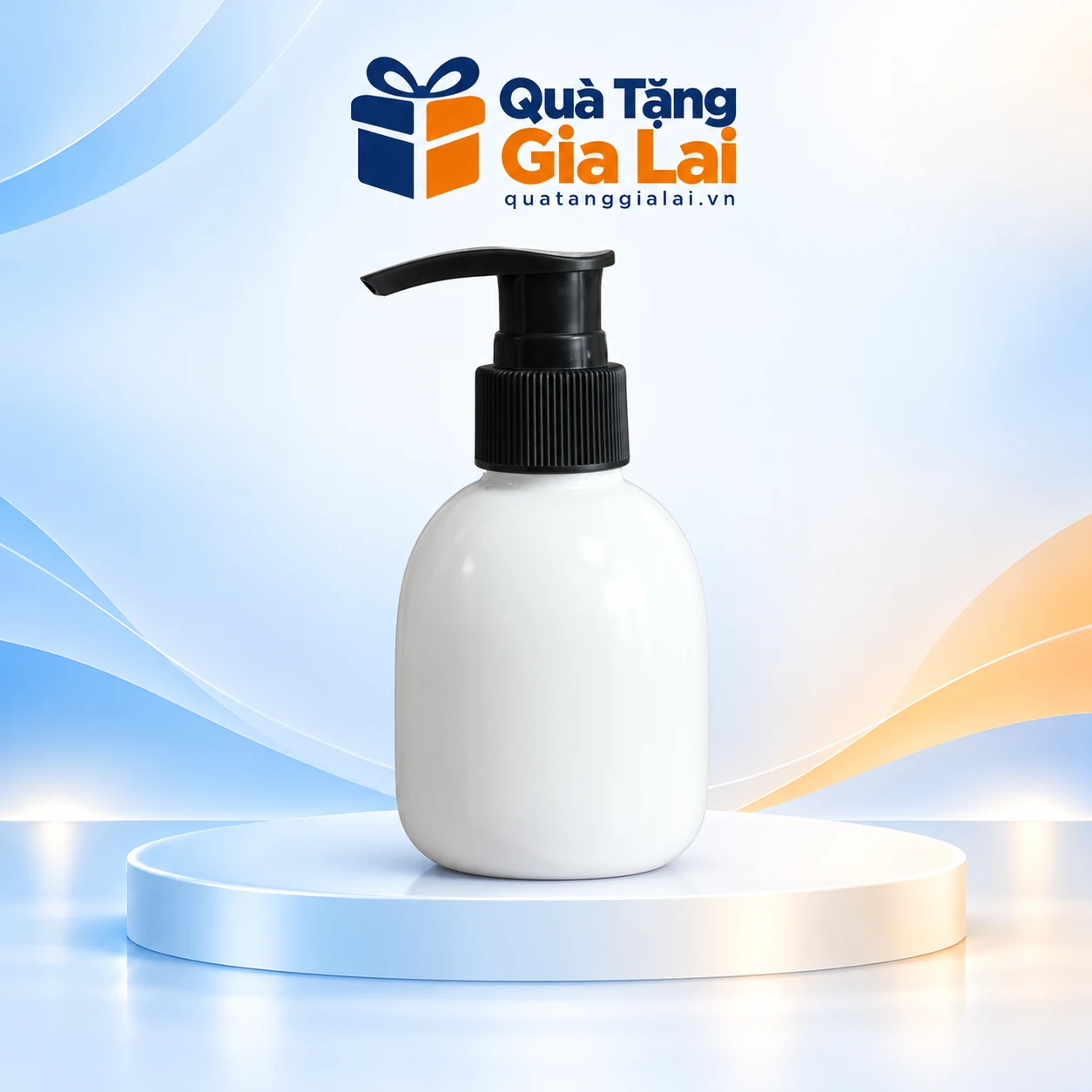 Bình dầu gội dáng trứng nhỏ trắng trơn, vòi nhựa đen trên nền Quà Tặng Gia Lai