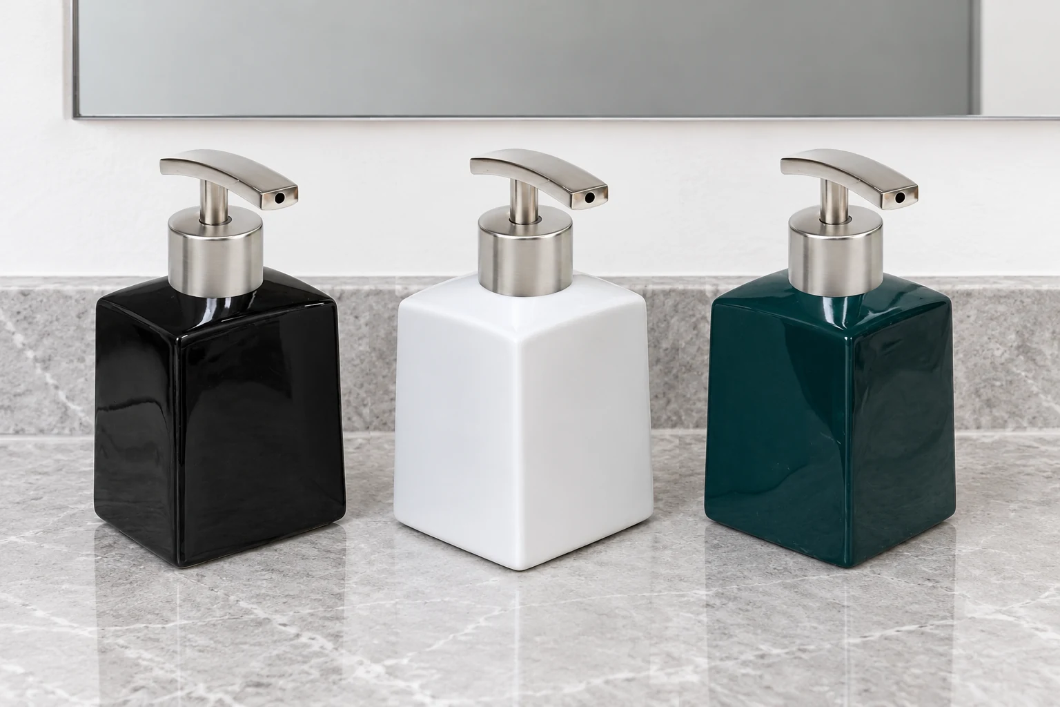 Ba tông men đen, trắng và xanh đậm của bình vuông cùng vòi inox màu bạc
