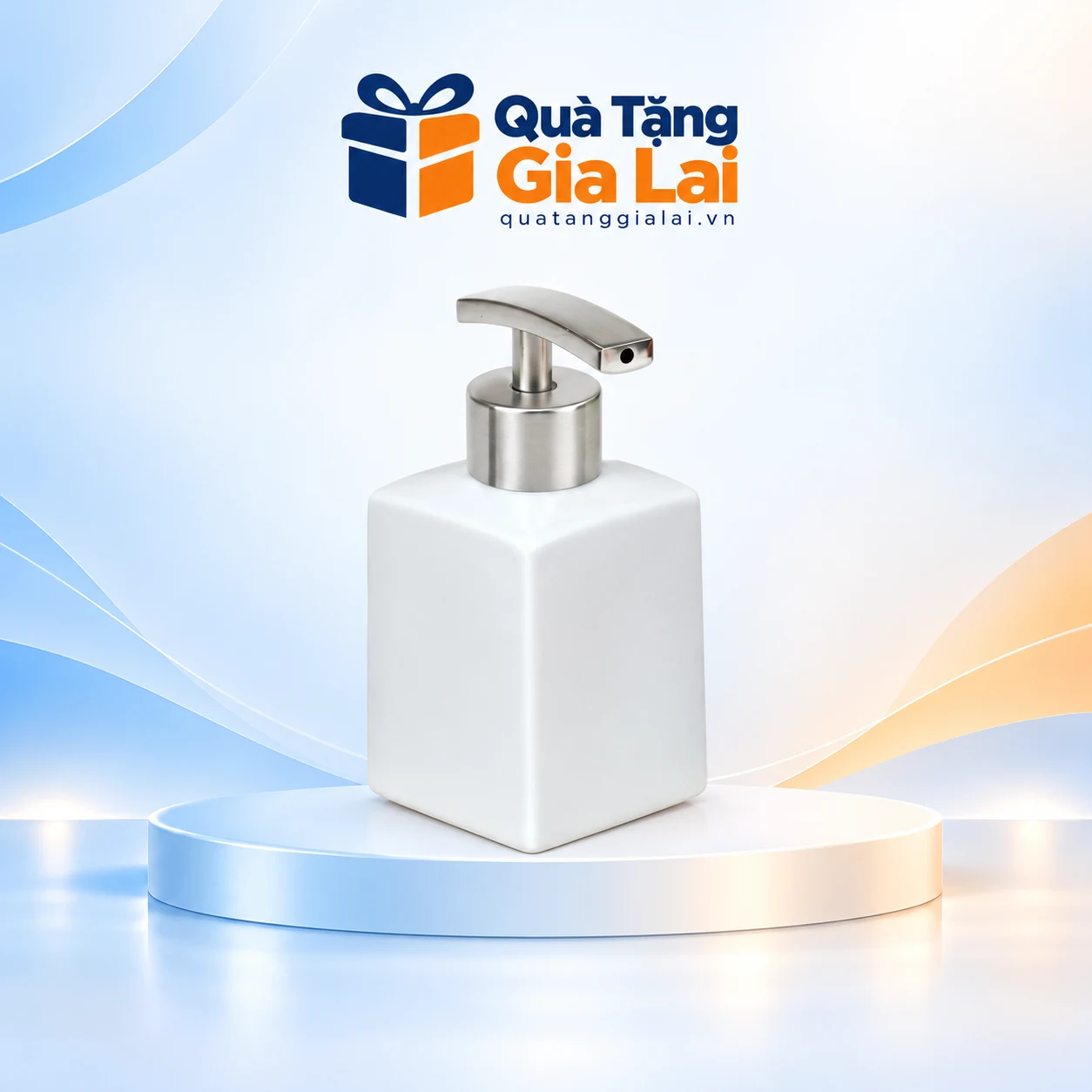 Bình dầu gội vuông men trắng để trơn, vòi inox màu bạc trên nền Quà Tặng Gia Lai