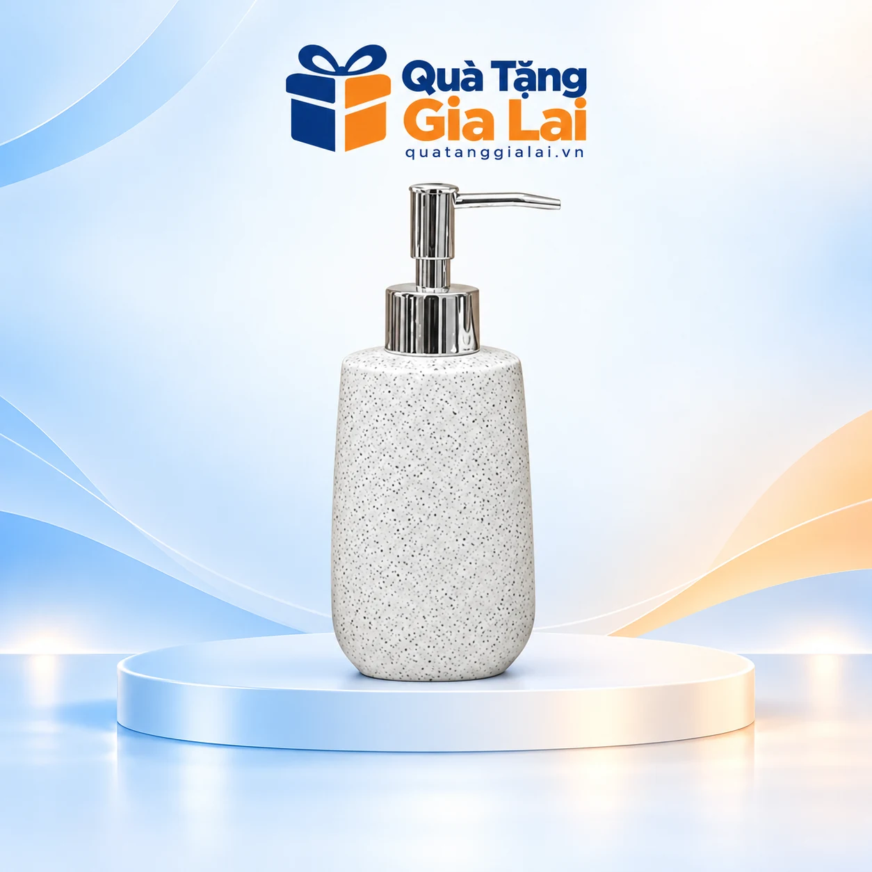 Bình dầu gội vuông bầu men sáng lấm tấm, vòi nhựa màu bạc trên nền Quà Tặng Gia Lai
