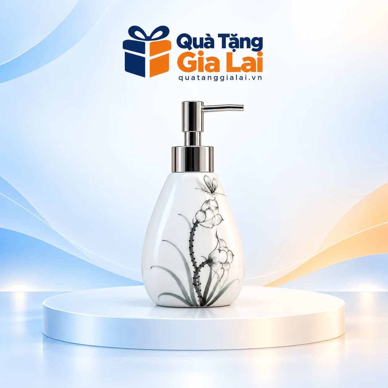 Bình dầu gội xoài nhỏ men trắng vẽ sen đen xám, vòi nhựa màu bạc trên nền Quà Tặng Gia Lai