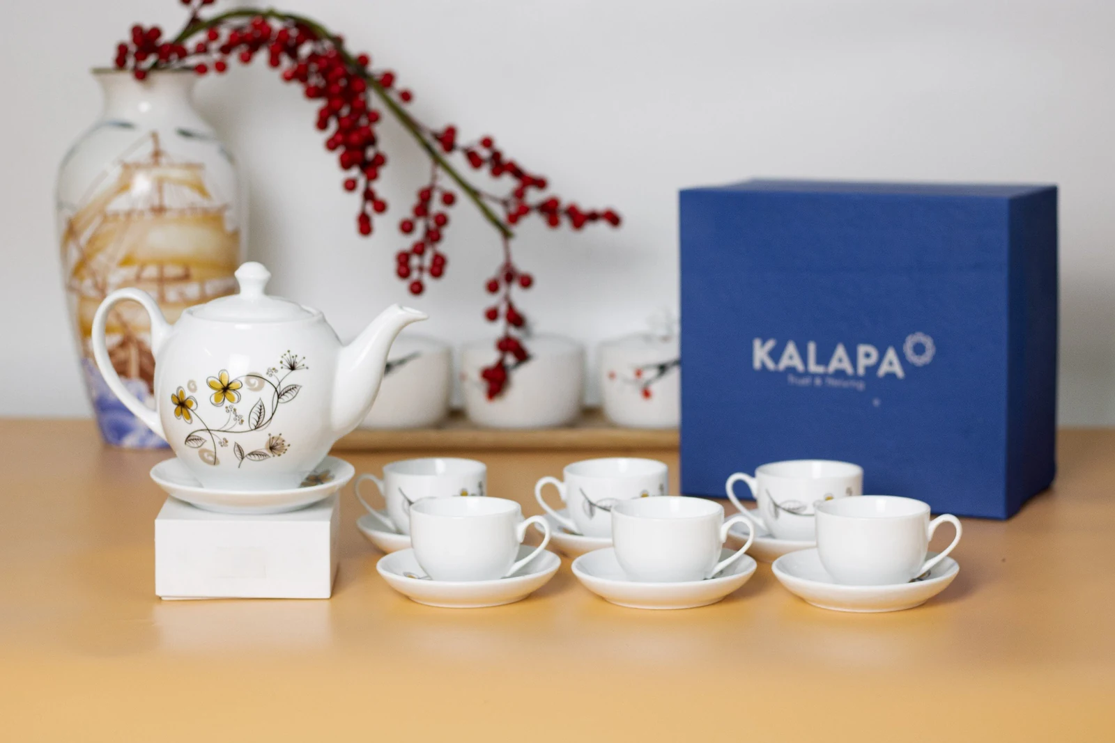 Bộ trà hoa vàng với ba chén quay mặt trắng ra phía trước