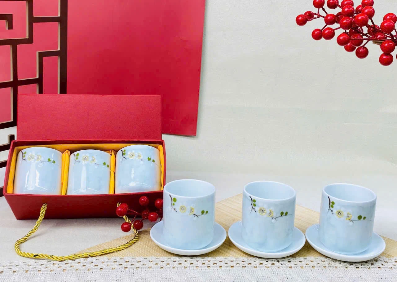 Hai cách bày bộ ba cốc men vân đá hoa nhỏ trong hộp và trên đĩa