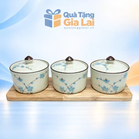 Bộ ba hũ mứt Lạc Hồng men ngà vẽ hoa xanh kèm khay gỗ