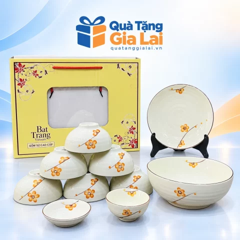Bộ bát đĩa 10 món men kem hoa cam cùng hộp vàng trên nền Quà Tặng Gia Lai