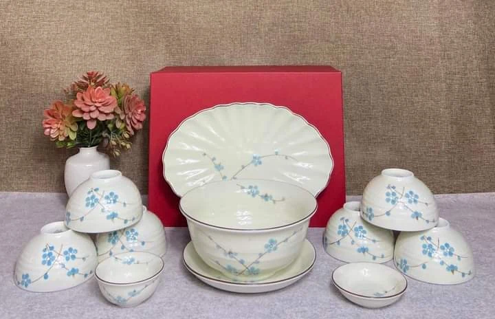 Bộ men kem 10 hoa xanh đủ 11 món với hộp đỏ phía sau