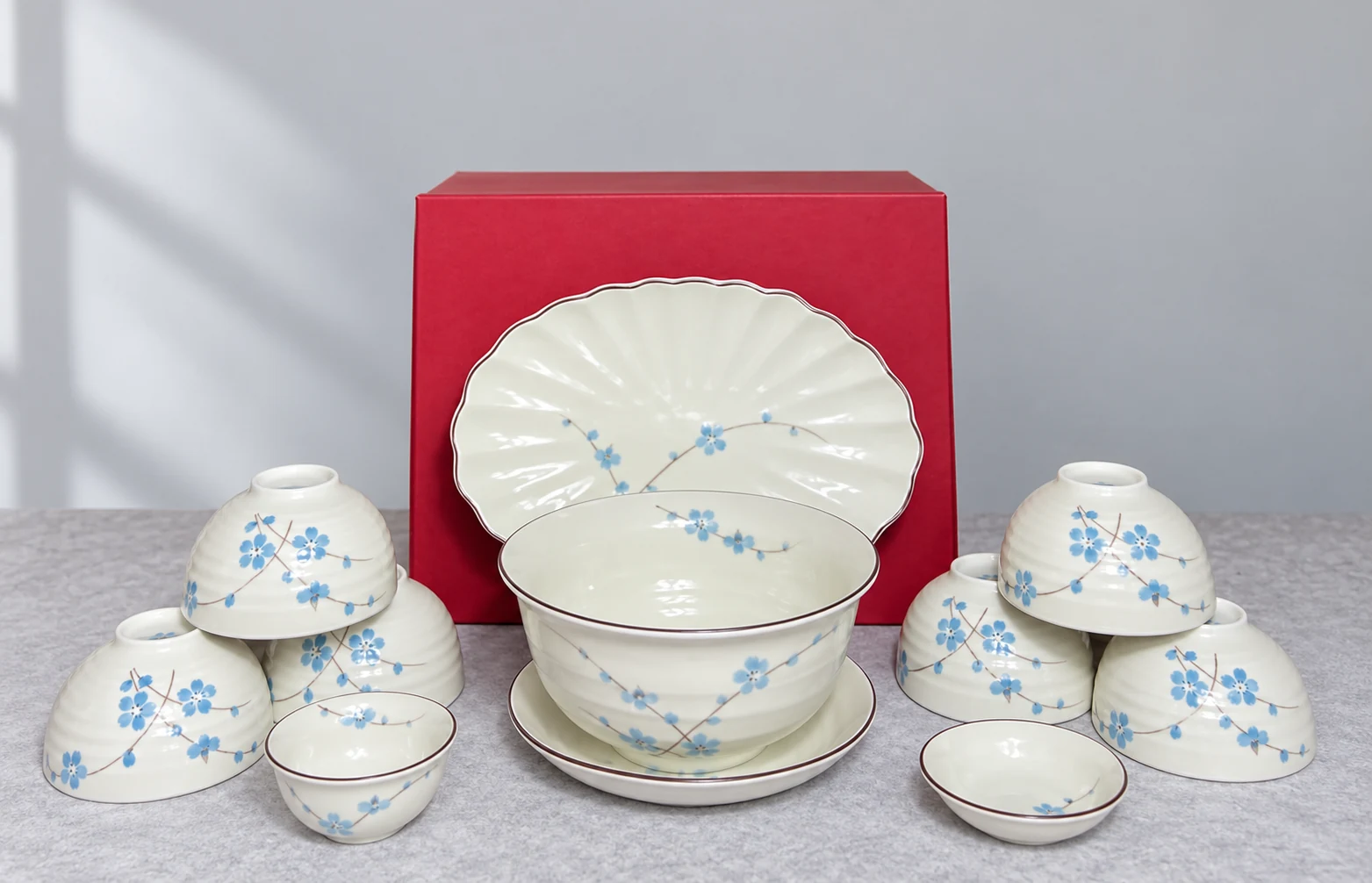 Bộ men kem 10 hoa xanh gồm sáu bát cơm, đĩa bầu dục, đĩa tròn, tô sâu và hai món gia vị