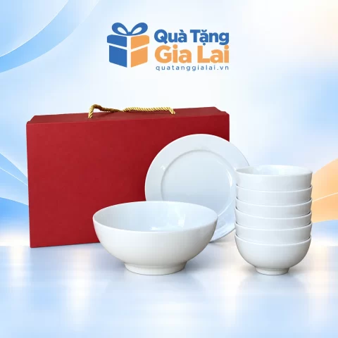 Bộ bát đĩa Trung Kiên 8 món trắng trơn cùng hộp đỏ quai vàng trên nền Quà Tặng Gia Lai