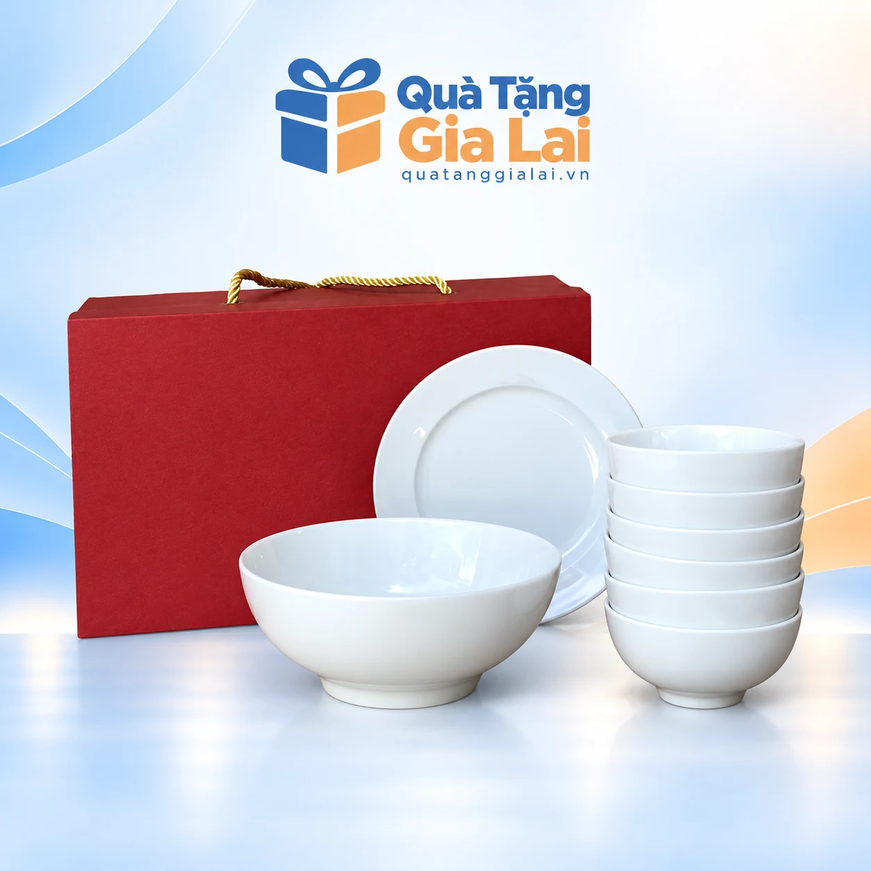 Bộ bát đĩa Trung Kiên 8 món trắng trơn cùng hộp đỏ quai vàng trên nền Quà Tặng Gia Lai