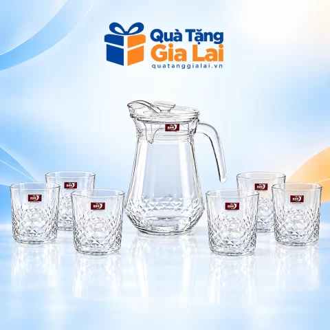 Bộ bình thủy tinh và sáu cốc trụ khía trên nền Quà Tặng Gia Lai
