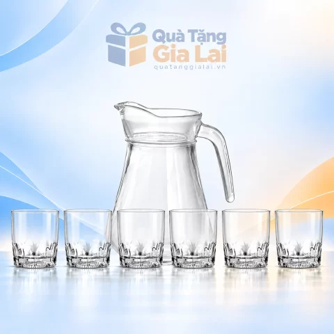 Bộ bình eo và sáu cốc thủy tinh trên nền Gia Lai