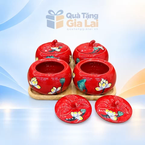 Bộ bốn hũ mứt men đỏ vẽ sen kèm bốn nắp và khay gỗ