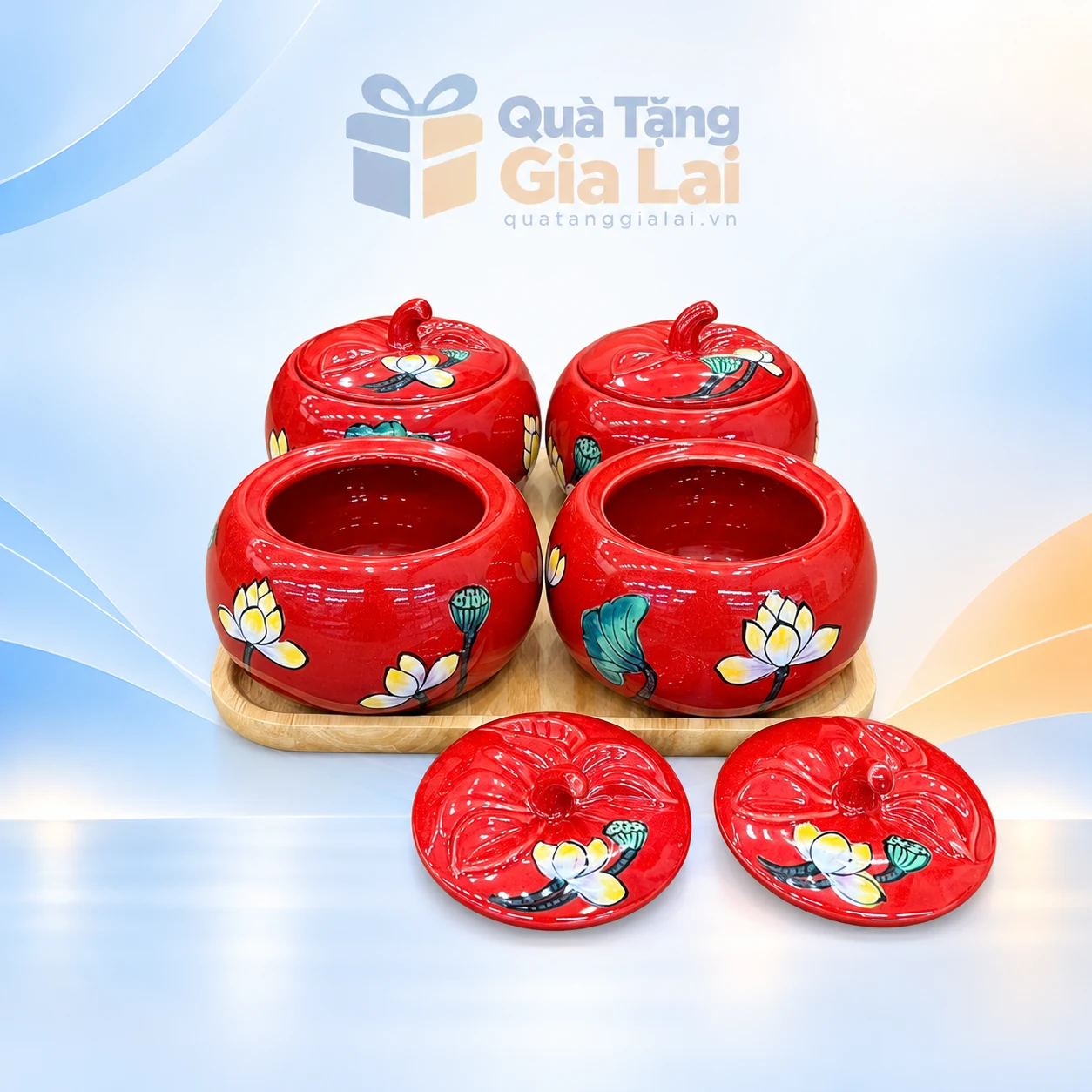 Bộ bốn hũ mứt men đỏ vẽ sen kèm bốn nắp và khay gỗ