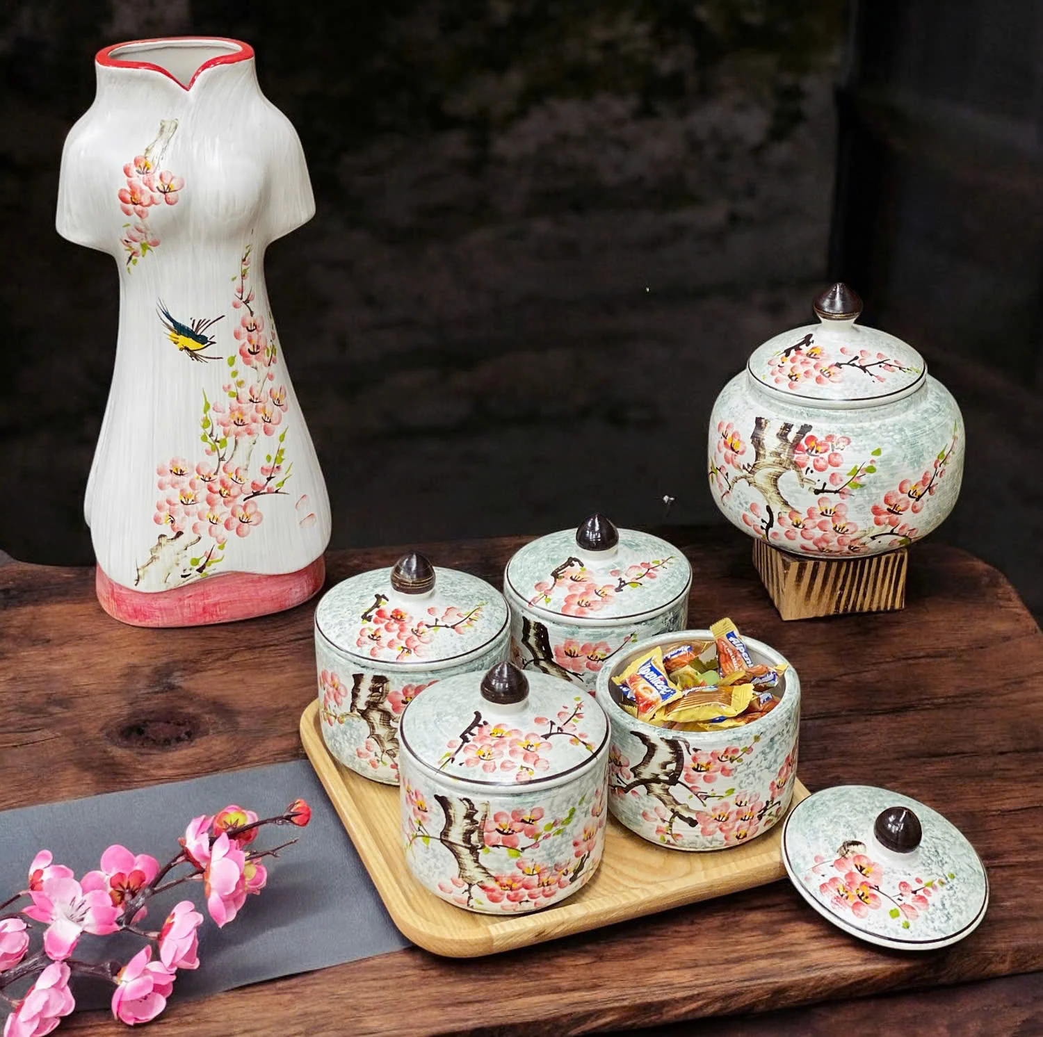 Lựa chọn hoa màu hồng, núm nâu; chỉ bộ bốn hũ cùng khay ở phía trước là phần đang so sánh.