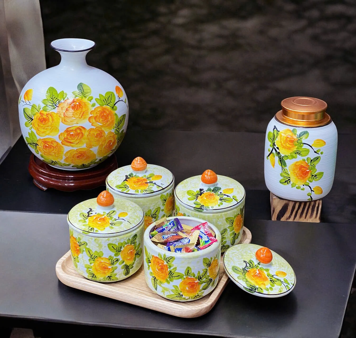 Lựa chọn họa tiết hoa vàng, núm cam; bánh kẹo, bình hoa và hũ lớn bên cạnh không thuộc bộ bốn hũ.