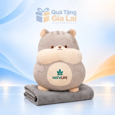 Bộ chăn gối nỉ xám với gối thú má kem trên nền Gia Lai