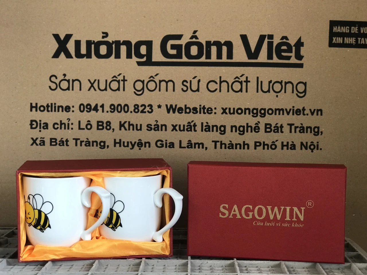 Bộ hai cốc in hình ong trong hộp đỏ lót màu vàng
