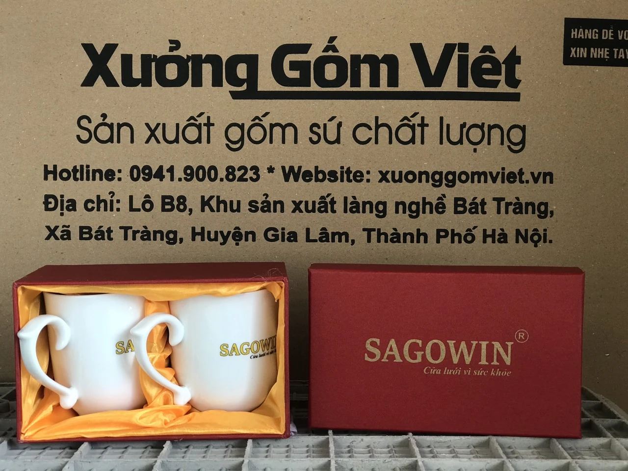 Hai cốc in chữ SAGOWIN trong hộp đỏ lót màu vàng