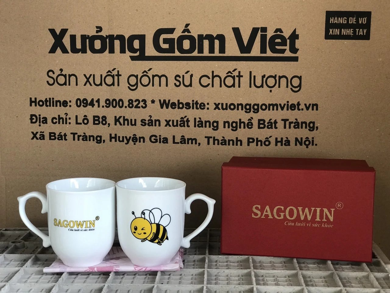 Hai cốc ngọn lửa in chữ và hình ong, quai quay ra ngoài
