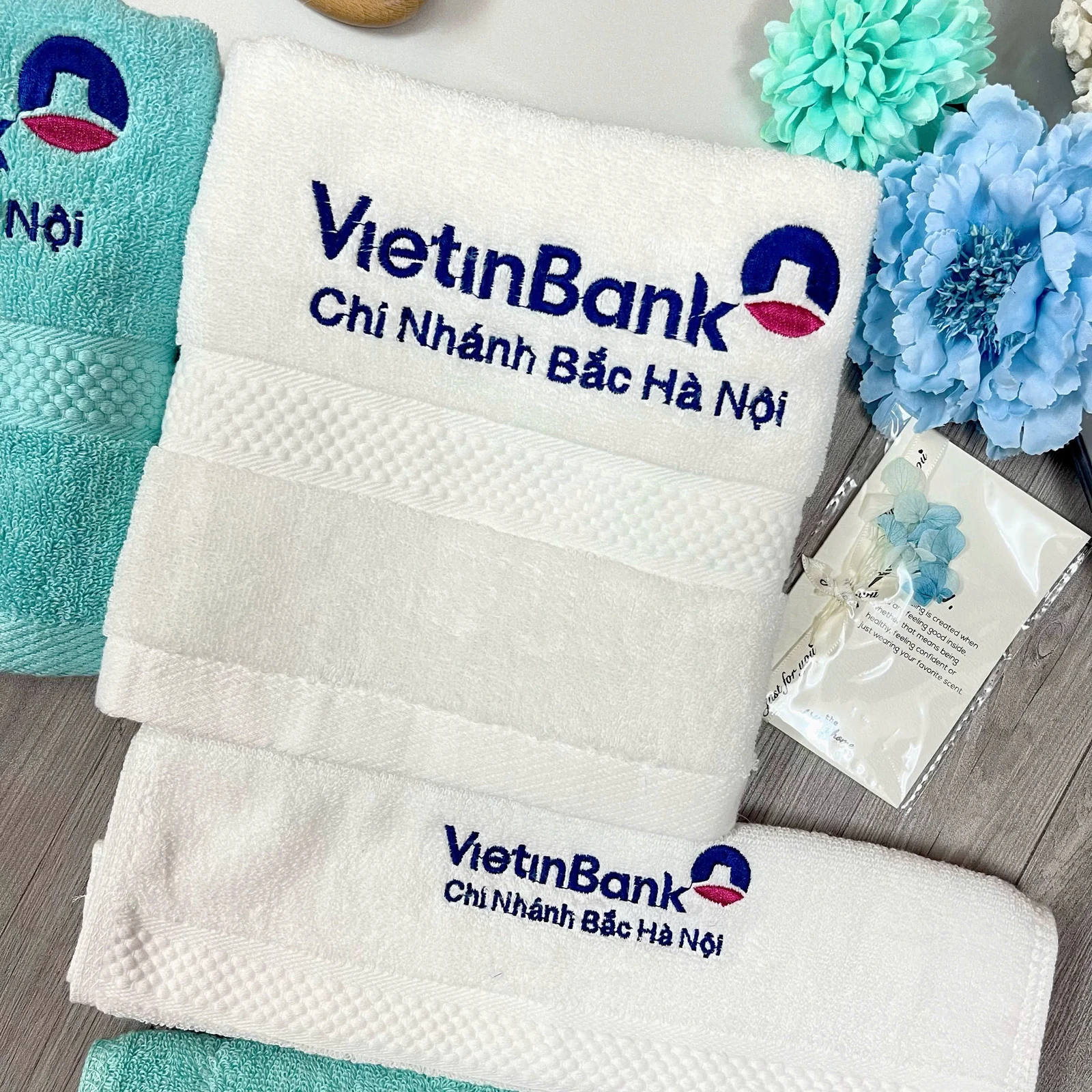 Chi tiết logo VietinBank thêu trên khăn trắng và xanh