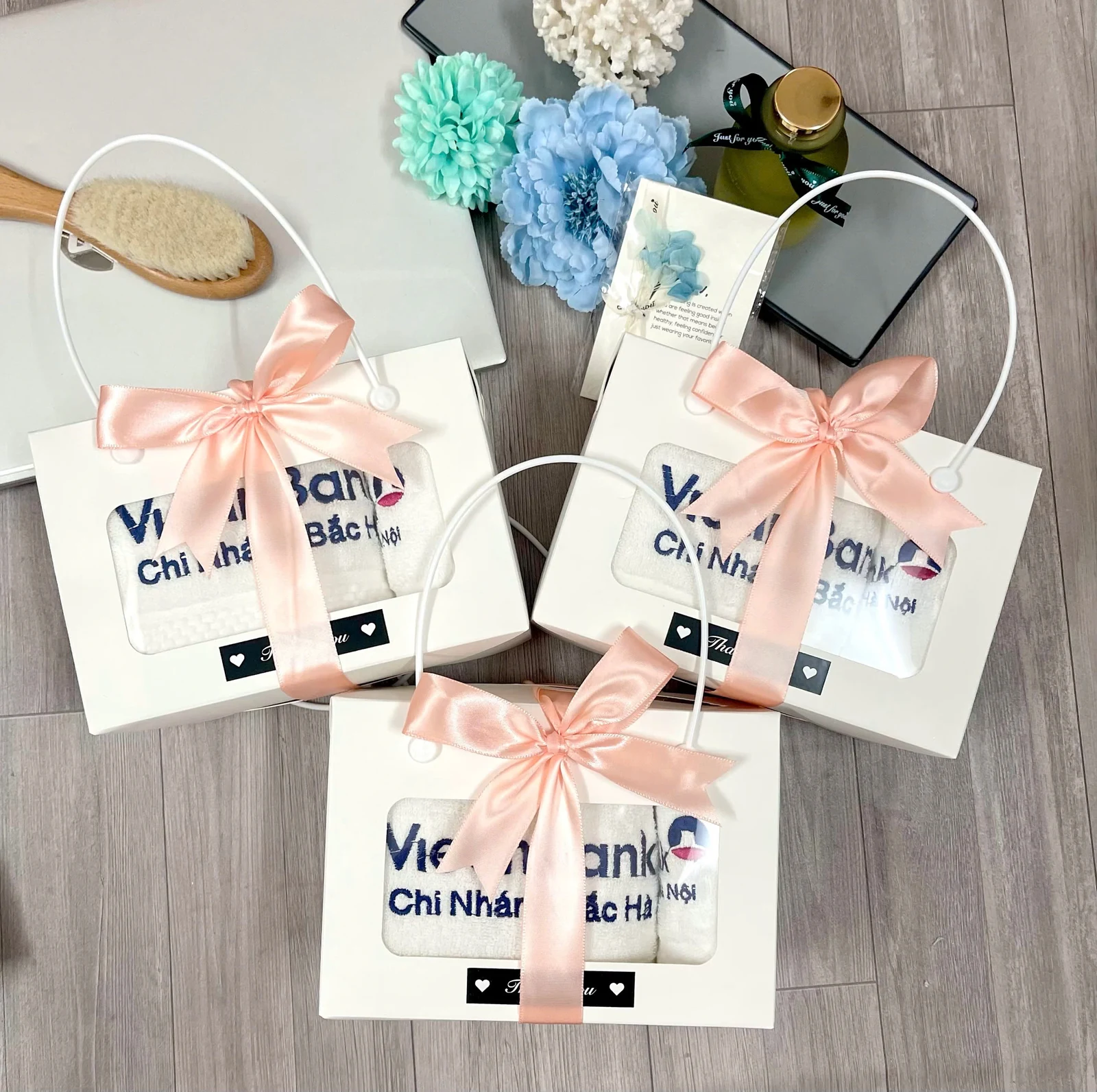 Ba bộ khăn trắng trong hộp nơ màu đào