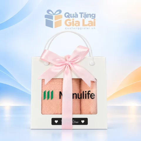 Bộ hai khăn màu đào trong hộp dây xách nơ hồng trên nền Gia Lai