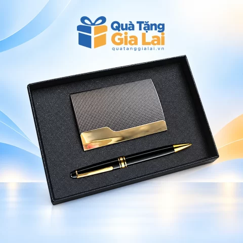 Bộ hộp danh thiếp xám viền vàng và bút đen trên nền Quà Tặng Gia Lai