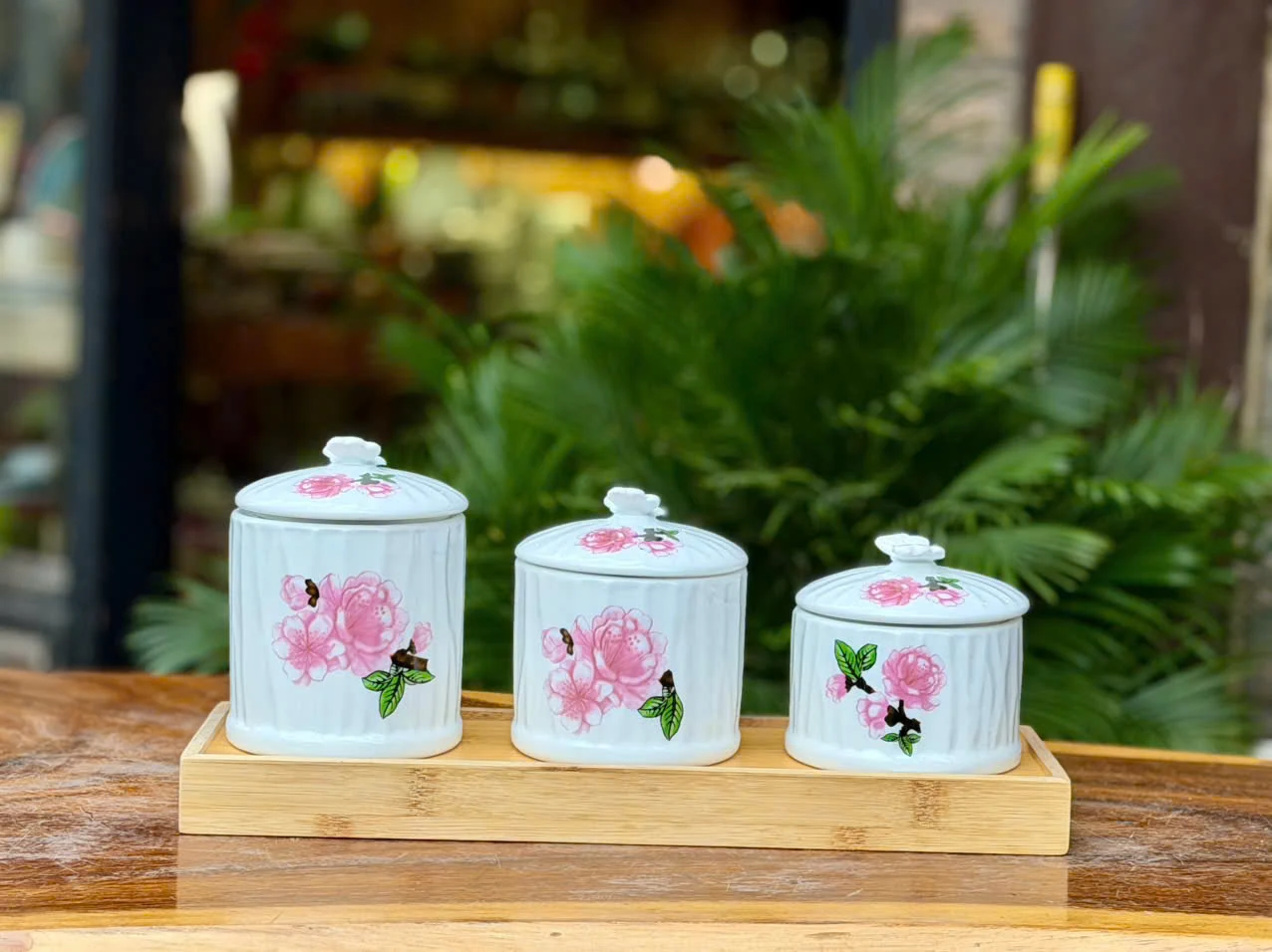 Ba hũ mứt men trắng họa tiết hoa hồng trên khay gỗ