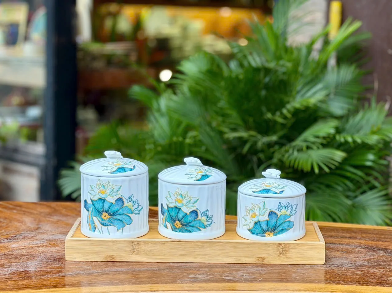 Bộ hũ mứt hoa xanh khi đậy đủ ba nắp trên khay chữ nhật