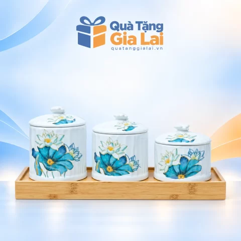 Bộ ba hũ mứt hoa xanh cao thấp trên khay gỗ chữ nhật