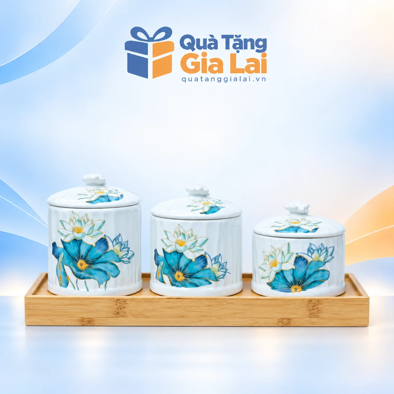 Bộ ba hũ mứt hoa xanh cao thấp trên khay gỗ chữ nhật