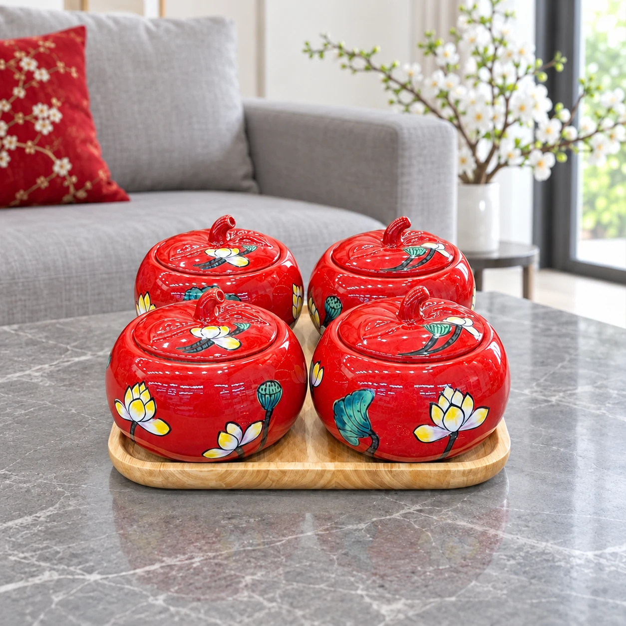 Bộ bốn hũ mứt men đỏ đậy nắp trên bàn khách ngày Tết