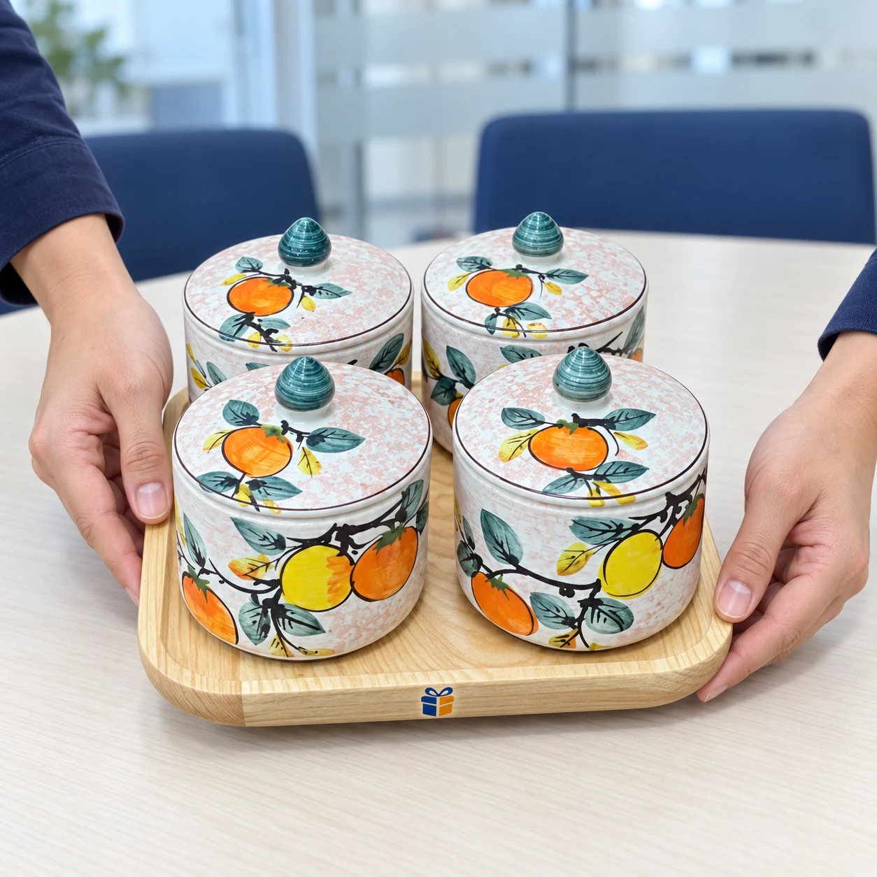 Bộ hũ mứt họa tiết quả được đặt lên bàn với biểu trưng nhỏ trên cạnh khay