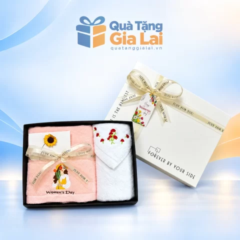 Bộ hai khăn hồng đào và trắng trong hộp Forever trên nền Quà Tặng Gia Lai
